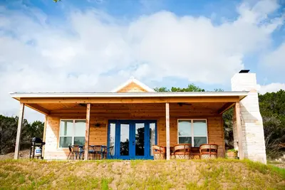 Image de Los Amigos, un deux chambres / deux salles de bain avec vue sur Hill Country Casitas