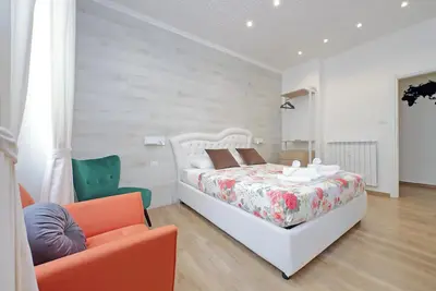 Image de Deux chambres. Taille idéale pour une famille. Emplacement central.