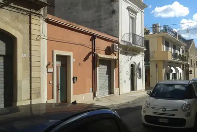 Image de Les villes hexagonales: grenier confortable dans le centre de Avola ancien.