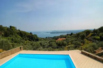 Image de Elégant appartement entouré d'oliviers et avec une belle vue