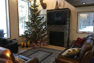 Image de Chalet de luxe à l'avant du lac situé au milieu de la forêt de la Saskatchewan.