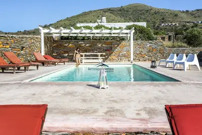 Image de Villa Petra confortable et charmante avec une piscine et une vue magnifique sur la mer.