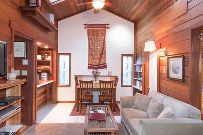 Image de Redwood Cottage - Redwood vivant dans le village de Mendocino