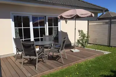 Image de maison jumelée confortablement meublée avec cheminée pour 4 personnes