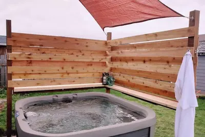 Image de Jacuzzi! Marcher partout - arrière-cour pour chiens - foyer. Voyez pourquoi nous sommes les meilleurs!