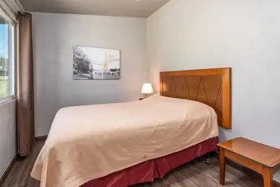 Image de Chambre À Coucher RÉCEMMENT RÉNOVÉE au coeur d'Oakhurst