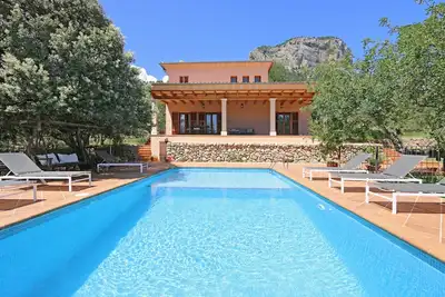 Image de Situation idyllique, maison individuelle avec piscine privée, tranquillité, terrasses, internet