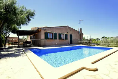 Image de 3 chambres, 1 salle de bain, 1 Wc, piscine, beau jardin avec pelouse, vue panoramique sur Manacor