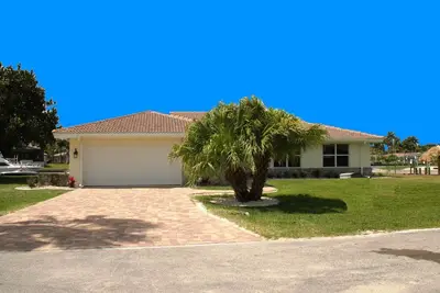 Image de Waterfront Villa with pool - direct sailboat access - only 3 min to the river! !