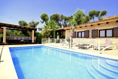 Image de Cette maison bien située à Petra, une vision panoramique de la piscine, les drains locaux