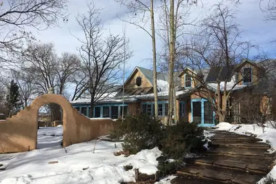 Image de Un élégant Taos Adobe sous les arbres