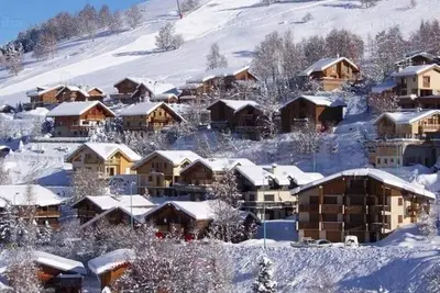 Image de Chalet Ourson : 3ch, neuf, skis aux pieds