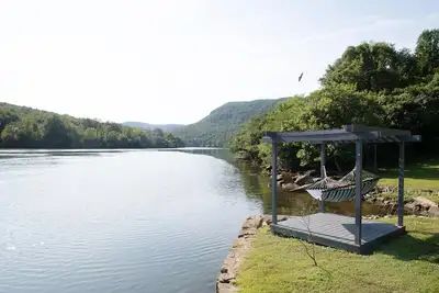 Image de Maison au bord de la rivière assis au coeur de la gorge du Tennessee River 4 bdrm \/ 4 bath