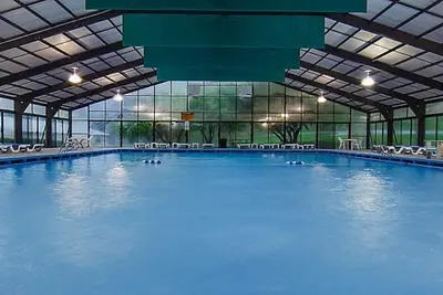 Image de Villa spacieuse | Piscines, bain Ă remous, salle de jeux et parc aquatique pirate