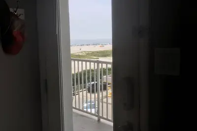 Image de Vues spectaculaires et à quelques pas de la plage depuis cette unité de 1 chambre à coucher et 1 salle de bain située dans le complexe de condos au bord de la plage de Summer Sands.