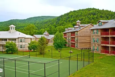 Image de Villa avec accès à des piscines, un bain à remous, un minigolf et un sauna! Super endroit!