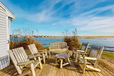 Image de Superbe maison front de mer w \/ terrasse meublée, quai et vue majestueuse!