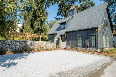 Image de The Black Barn, Maison neuve 3 chambres / 3 chambres Ă coucher! Distance de marche facile Ă tout!