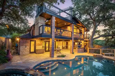 Image de Lakeside Hideaway - Bord du lac Canyon Lake avec piscine chauffée et bain à remous!