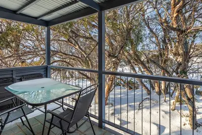 Image de Ce chalet de chalet dispose d'un appartement bien aménagé et entièrement équipé de 3 chambres \/ 3 salles de bain