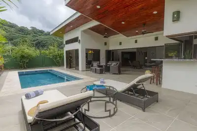 Image de Nouvelle maison de luxe, piscine privée! 300 marches à la plage, 8 min. à pied des bars et des restaurants