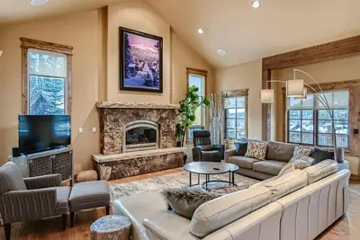 Image de Aspen Grove Chalet: bain à remous privé, barbecue au gaz, baby-foot