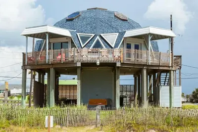 Image de Classique Beachfront Home - riche en activités de plage