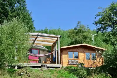 Image de Yourtes de luxe dans un centre de retraite écologique hors réseau dans un site de montagne magnifique