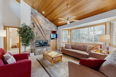 Image de Maison spacieuse avec bain à remous, vélos et table de billard / ping-pong - accepte les chiens!