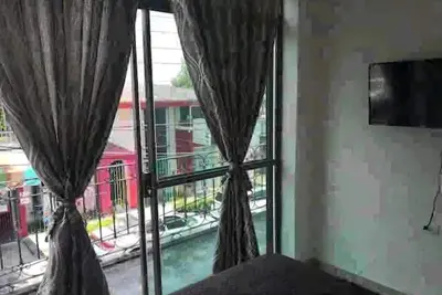 Image de Central et confortable par la grotte d'orchidée