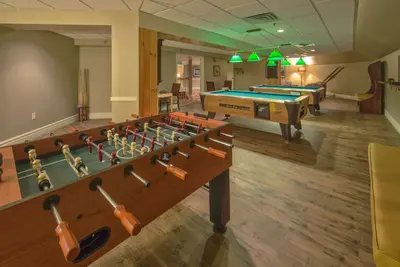 Image de Villa avec cheminée près des sentiers | Accès à la piscine et au centre de remise en forme!