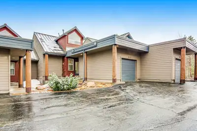 Image de Maison ensoleillée acceptant les chiens avec bain à remous privé, cheminée et garage