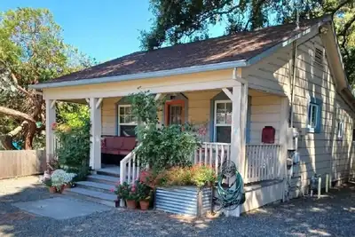 Image de Nouvelle liste! Vintage Downtown Wine Country Cottage