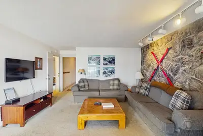 Image de Vue sur la montagne et le lac depuis ce condo du lac Cliffe - accès au pavillon!