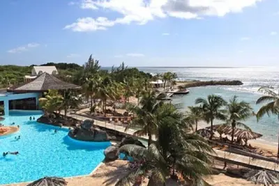 🌴 Studio Cosy avec Piscine & Plage | Saint-François 🌴