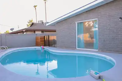 Image de Maison moderne près de la vieille ville et Asu avec piscine - 8 personnes