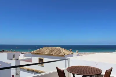 Image de Maison de ville face à la mer avec terrasse pirvater dans le quartier de pêcheurs de Conil avec air conditionné priv. Parking et internet rapide - Casa Sarina -