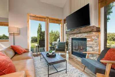 Image de 3 Bdrm, 2 Bath Condo sur le terrain de golf, Marche pour skier, Commodités
