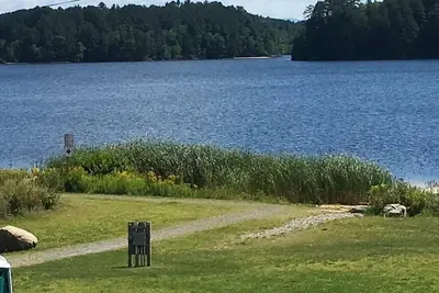 Hébergement abordable au bord du lac dans le magnifique étang de l'île juste à côté du sentier.