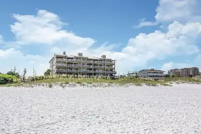 Image de Une vue parfaite depuis votre balcon. . . juste ce qu'il faut de sable, de mer et de ciel
