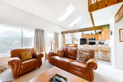Image de Condo deux chambres avec accès au club et vues magnifiques sur la montagne