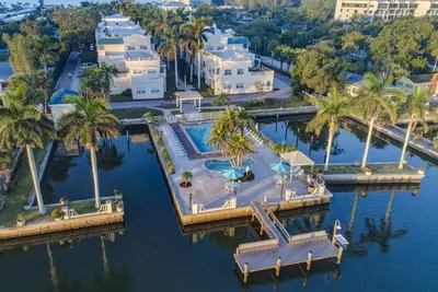 Image de Unité terminale, Plage privée / Accès, Piscines / Spa avec vue sur la baie et le golfe Fitness, Tennis / Pickleball, Patios