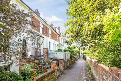 Image de Peaceful elevated residential area - walk to city