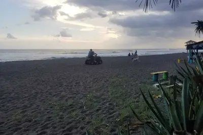 Image de Maison au bord de la plage à côté du restaurant