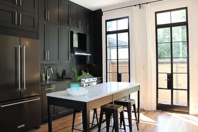 Image de *Nouveau! Townhome de luxe élégant w / Cour! 2 bains en suite! Parking gratuit! Wifi