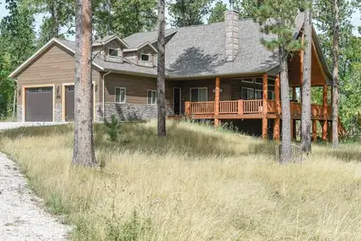 Image de Spacieux 5br w / Large pont couvert, et Hot Tub Minutes to Deadwood!