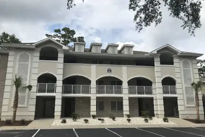 Image de 1er étage 2 Br, 2 Ba Condo près de la plage et des terrains de golf avec piscine intérieure / extérieure