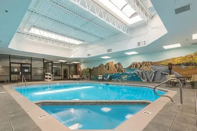 Image de Great Find! Deux UNITÉS Confortables Pour 8, Piscine, Hot Tub