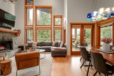Image de Luxe Mountain Retreat w / Spa privatif d'Harmony Whistler