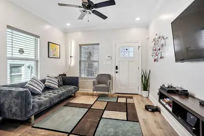Image de Cozy Modern 3 Bed 2 Bath Shotgun Uptown Près de la Cdb